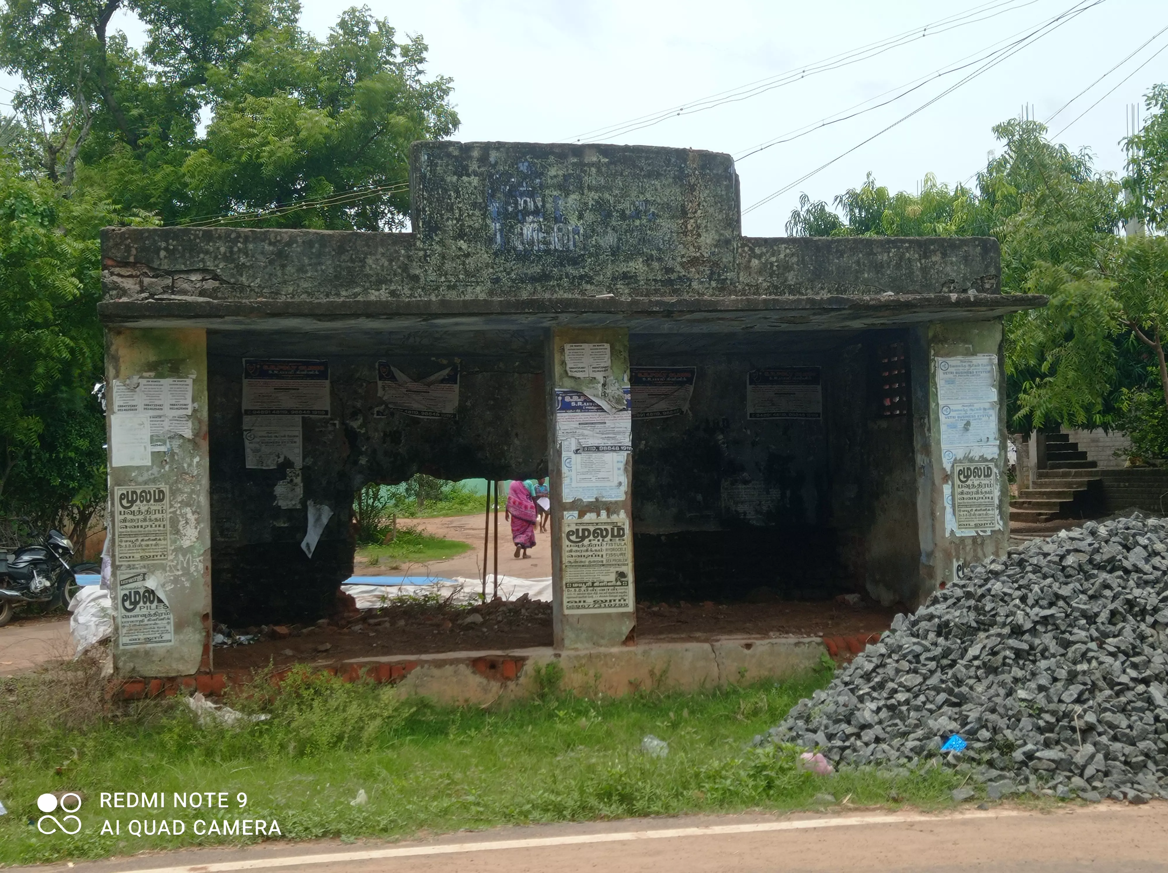 பாழடைந்து கிடக்கும் பயணிகள் நிழற்குடை பாழடைந்து கிடக்கும் பயணிகள் நிழற்குடை