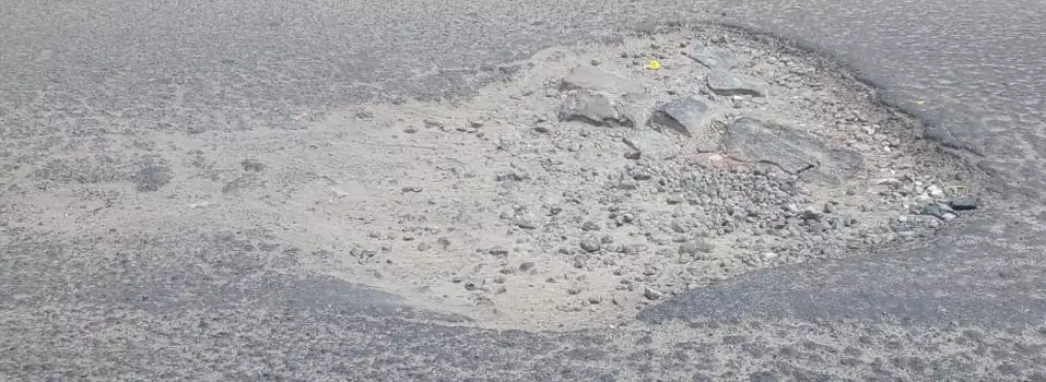 ரோட்டில் பள்ளம் ரோட்டில் பள்ளம்