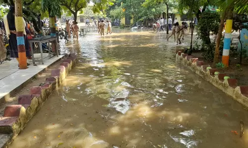 மழைநீரில் மிதக்கும் பள்ளி