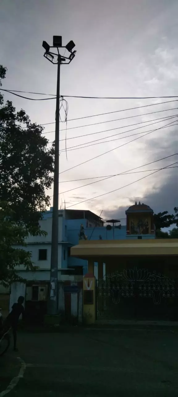 வெளிச்சம் தராத மின்கம்பம்