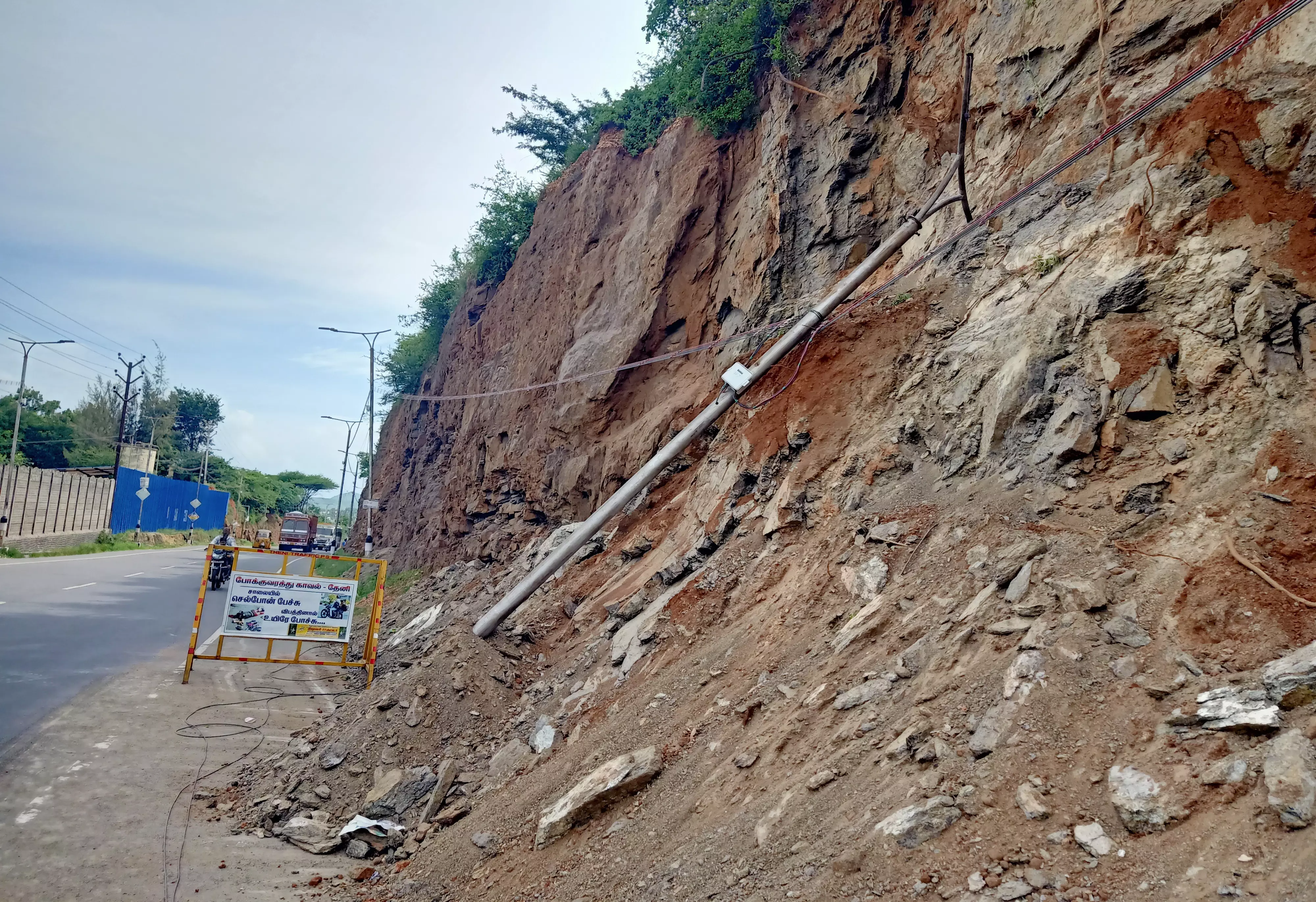 சாய்ந்து விழுந்த மின்கம்பம்