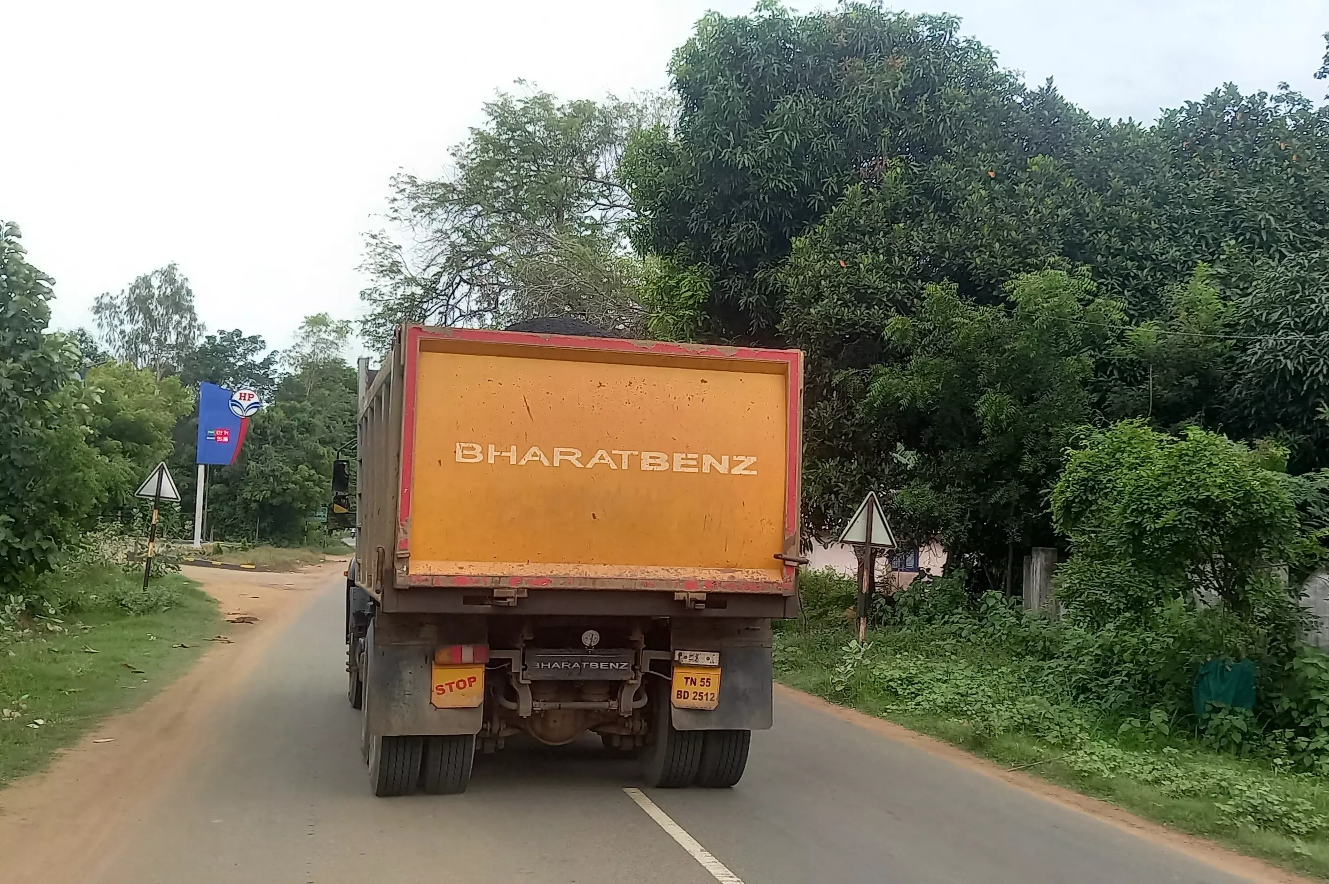 லாரிகளால் மக்கள் அவதி லாரிகளால் மக்கள் அவதி