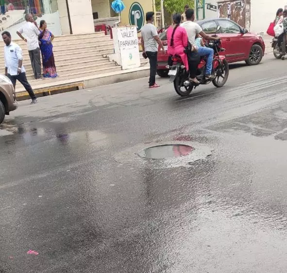 நிரம்பி வழியும் பாதாள சாக்கடை