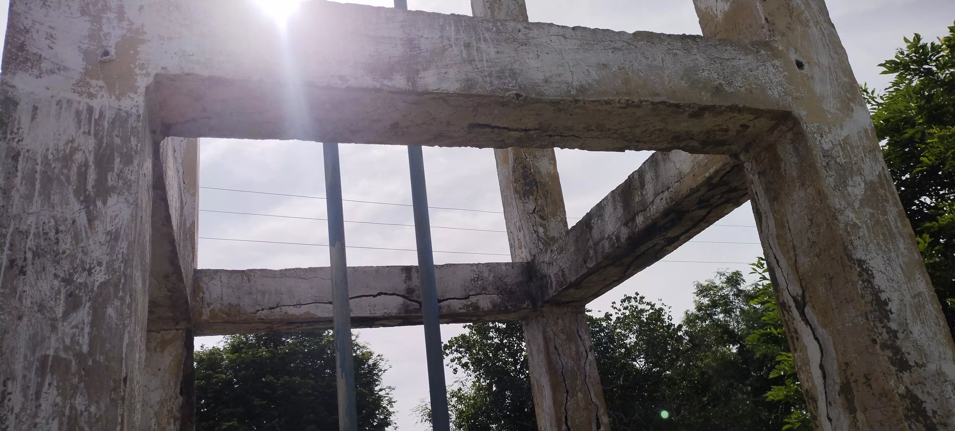 ஆபத்தான மேல்நிலை நீர்த்தேக்க தொட்டி ஆபத்தான மேல்நிலை நீர்த்தேக்க தொட்டி