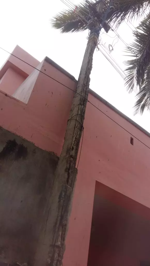 சேதமடைந்த மின்கம்பம் சேதமடைந்த மின்கம்பம்