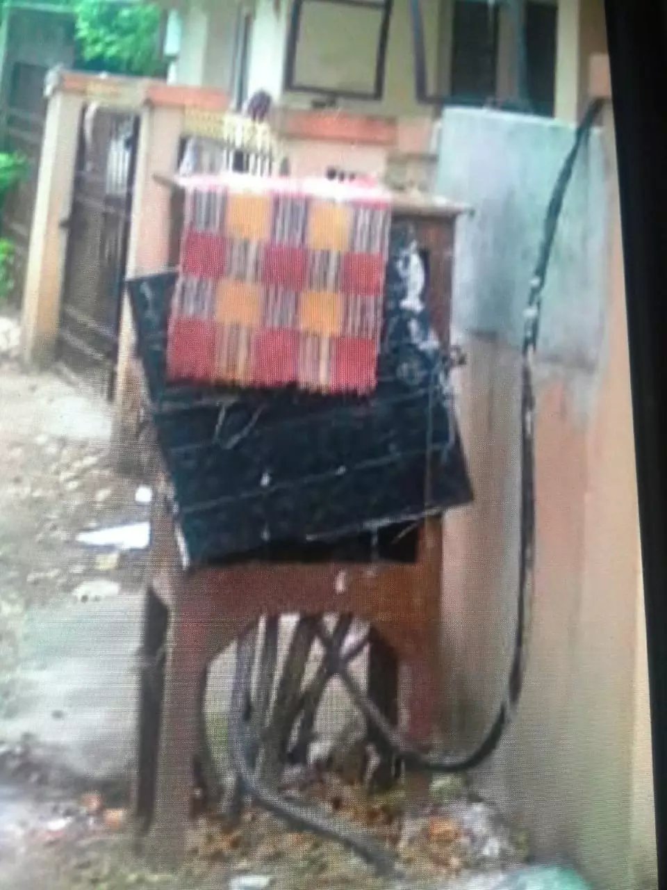 திறந்த நிலையில் மின் இணைப்பு பெட்டி திறந்த நிலையில் மின் இணைப்பு பெட்டி