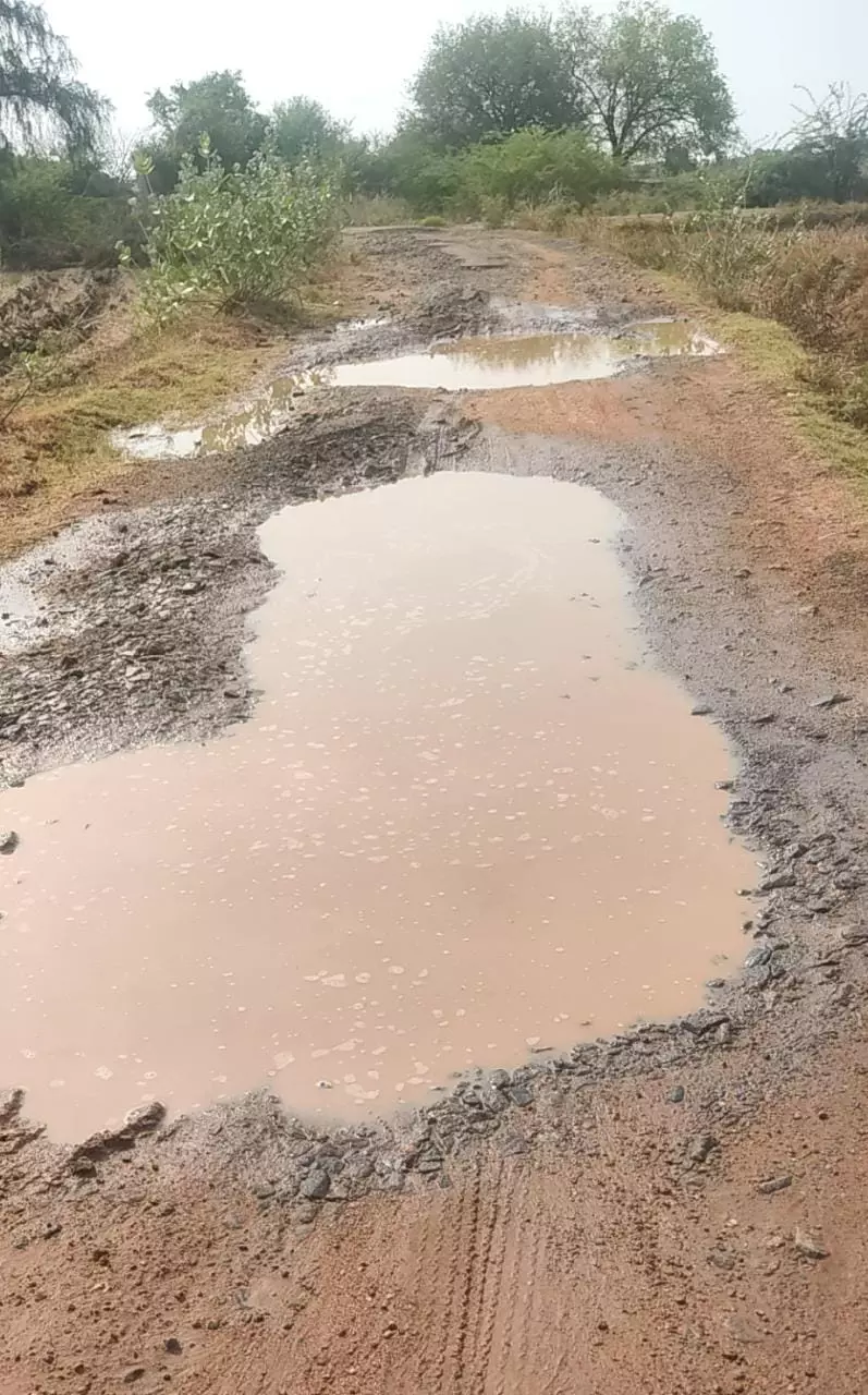 சேதமடைந்த சாலை சேதமடைந்த சாலை