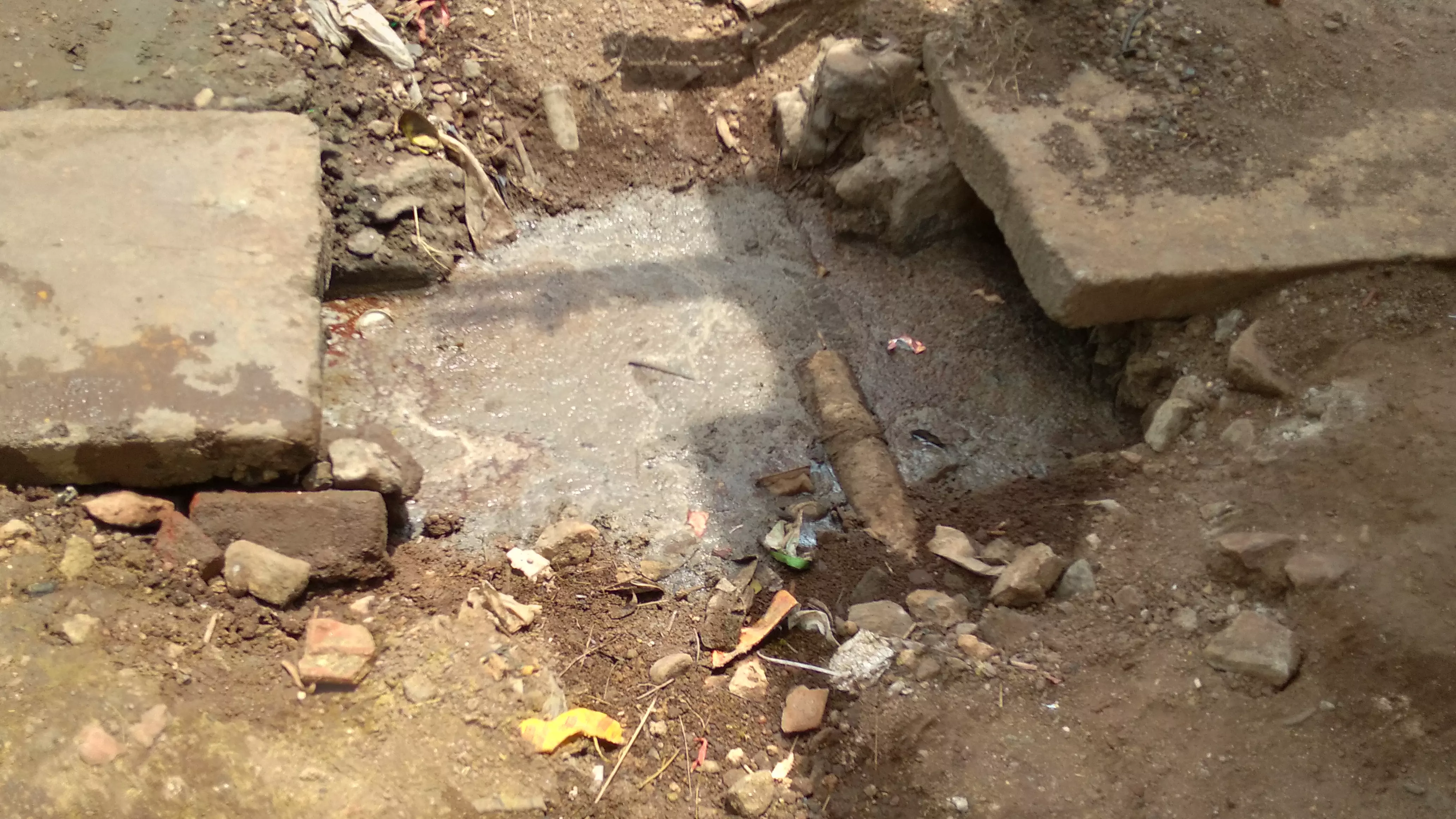 கழிவுநீர் கால்வாய் தேக்கம் கழிவுநீர் கால்வாய் தேக்கம்