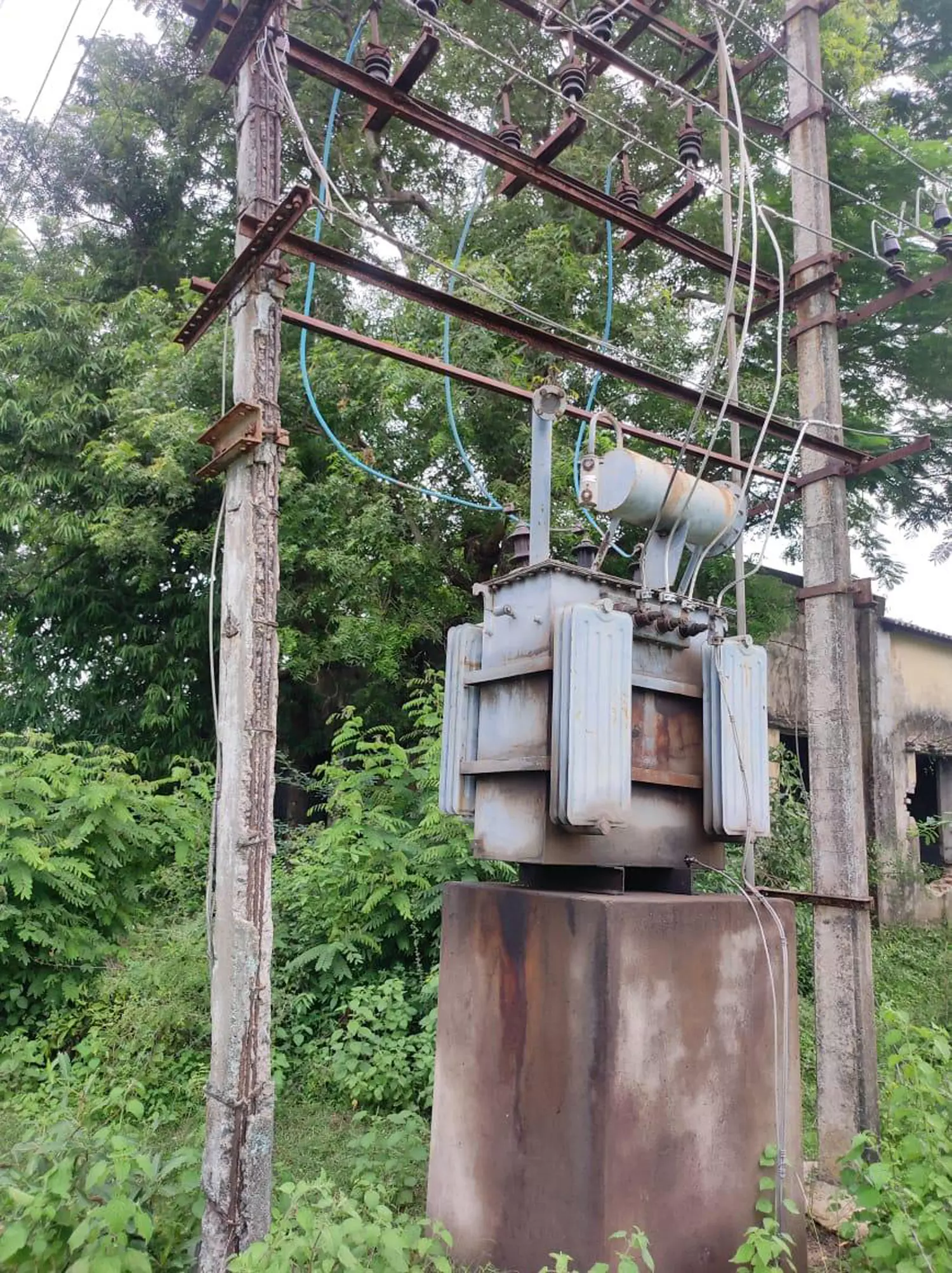 மின்கம்பத்தை மாற்ற வேண்டும்