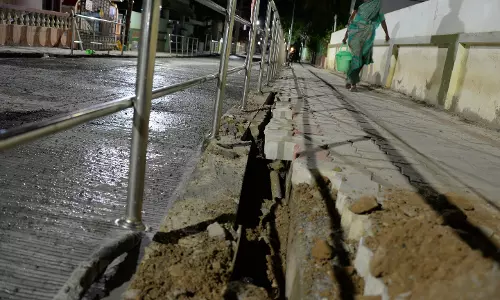 பணிகள் முடியும் முன்பே சேதமான நடைபாதை