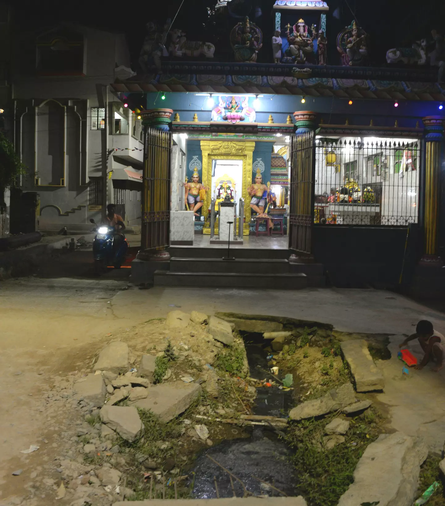 தோண்டிய கால்வாயை மூட வேண்டும்