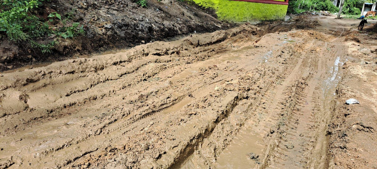 சேறும் சகதியுமான சாலை