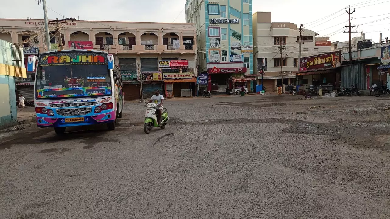 பள்ளங்களால் வாகன ஓட்டிகள் அவதி