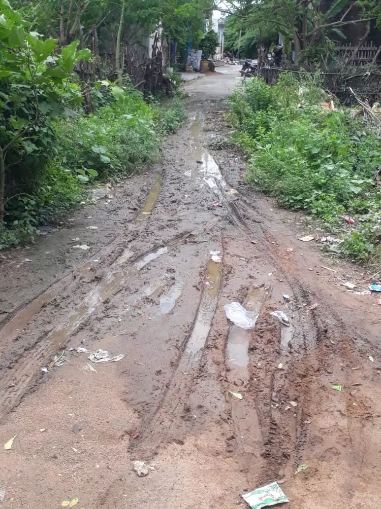 சேறும், சகதியுமான சாலையால் அவதி