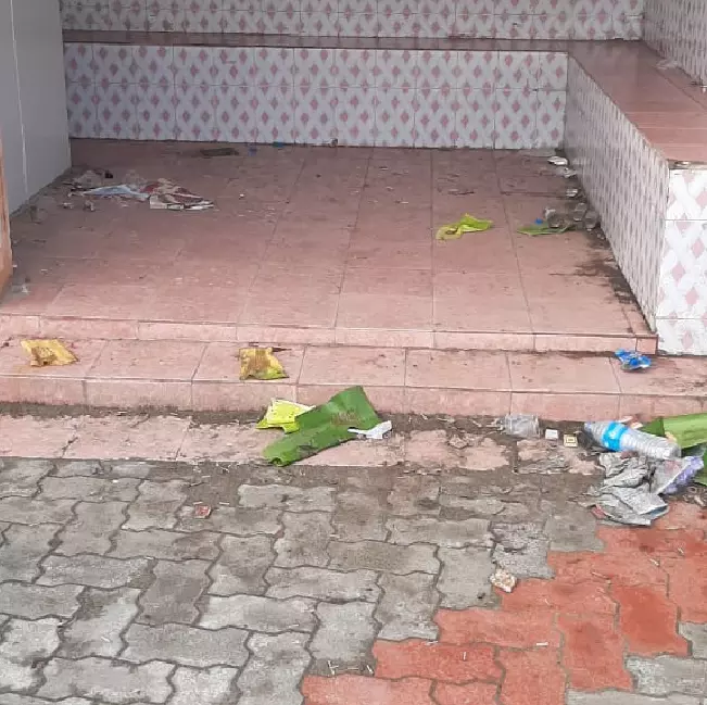 மது பிரியர்களின் கூடாரமாக மாறிய பயணிகள் நிழற்குடை