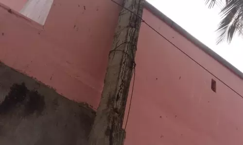 சேதமடைந்த மின்கம்பம் சேதமடைந்த மின்கம்பம்