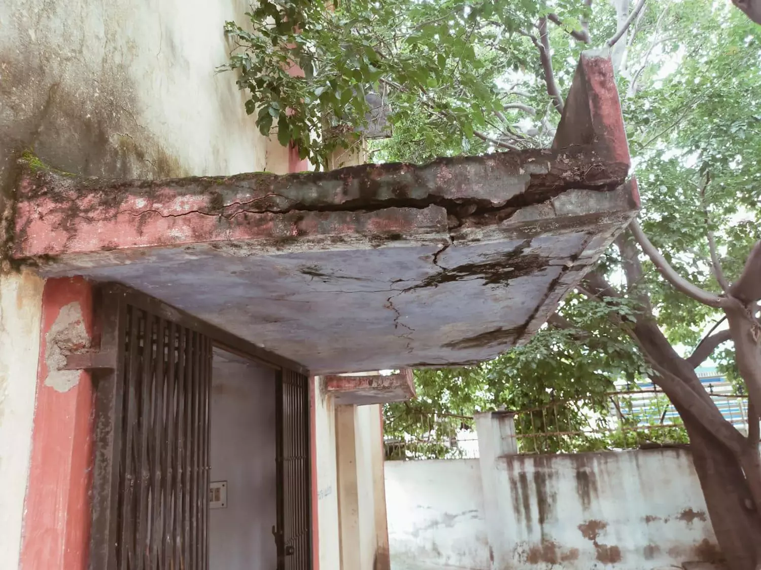 இடிந்து விழும் நிலையில் நூலக கட்டிடம்