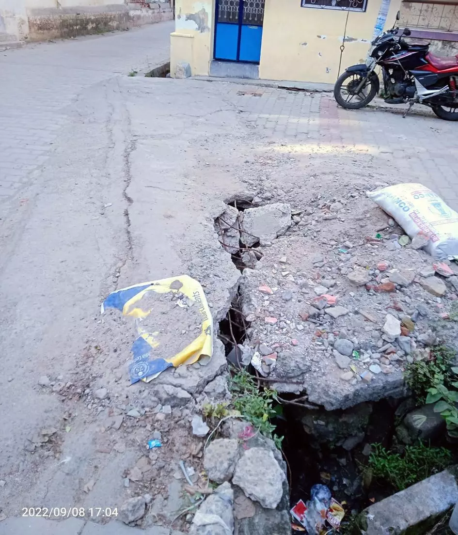 சேதமடைந்த வாறுகால் பாலம் சேதமடைந்த வாறுகால் பாலம்