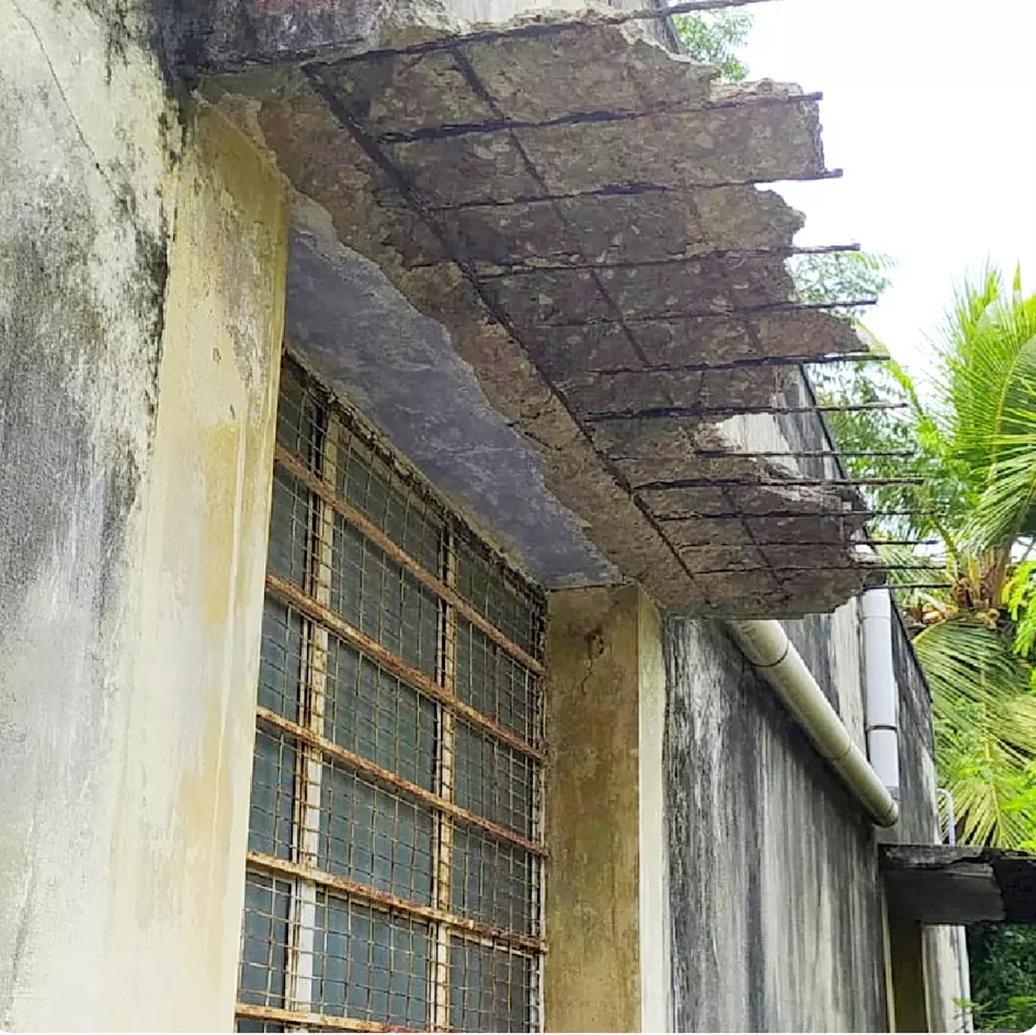 ஆபத்தான நிலையில் நூலக கட்டிடம் ஆபத்தான நிலையில் நூலக கட்டிடம்