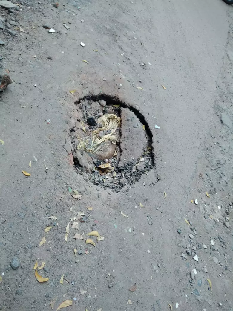 வடிகால்வாய் மூடி சேதம் வடிகால்வாய் மூடி சேதம்