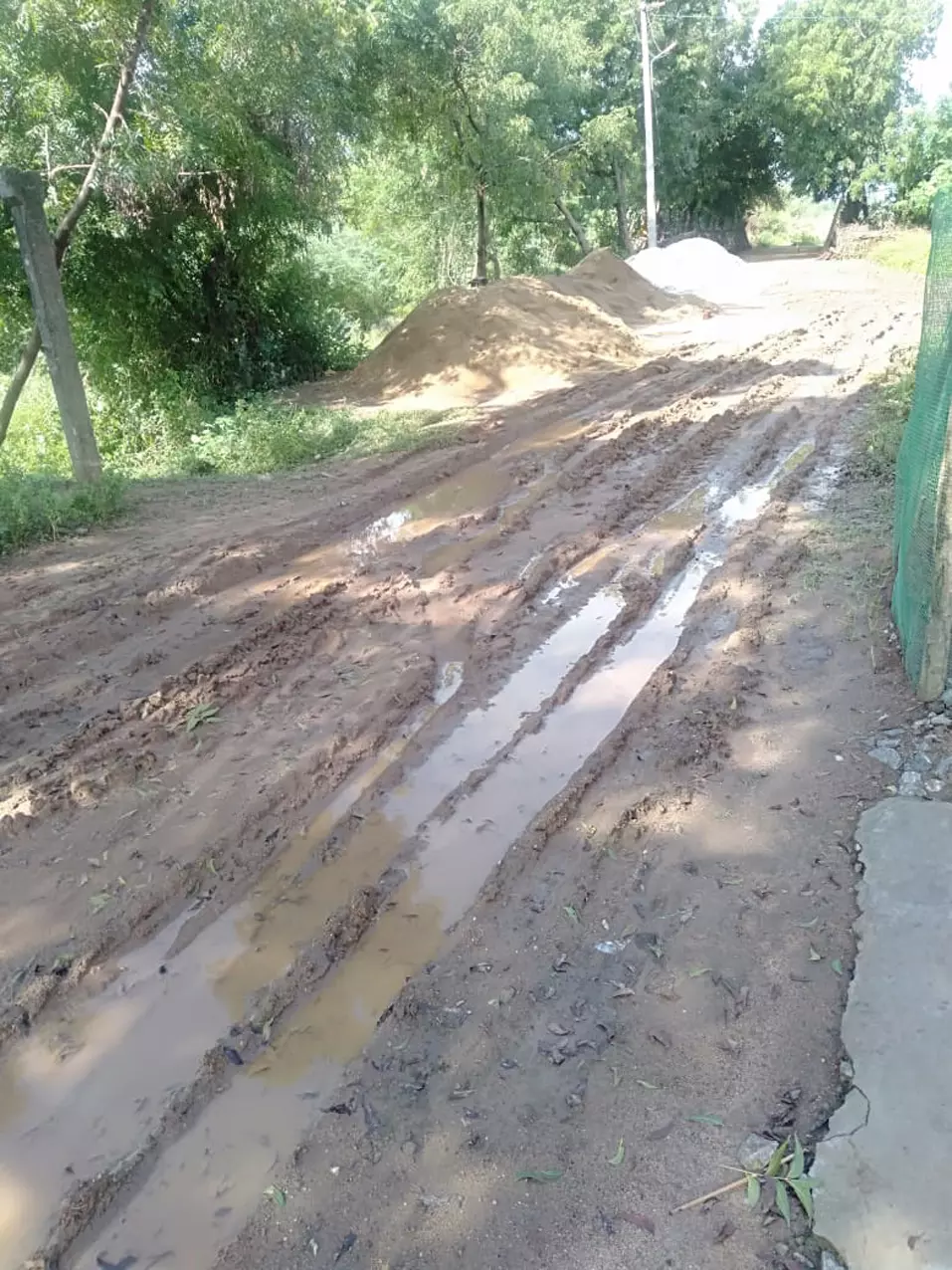 அடிப்படை வசதிகள் இல்லை அடிப்படை வசதிகள் இல்லை