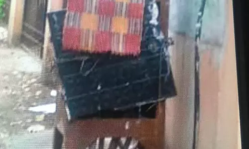 திறந்த நிலையில் மின் இணைப்பு பெட்டி