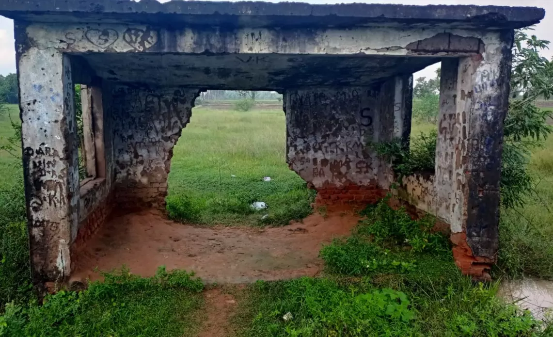 ஆபத்தான நிழற்குடை ஆபத்தான நிழற்குடை