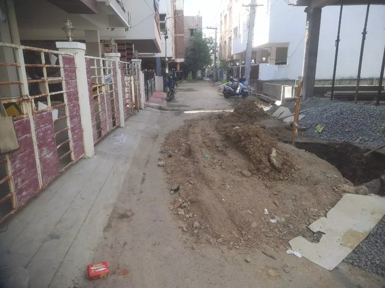 பள்ளம் மூடப்படுமா ? பள்ளம் மூடப்படுமா ?