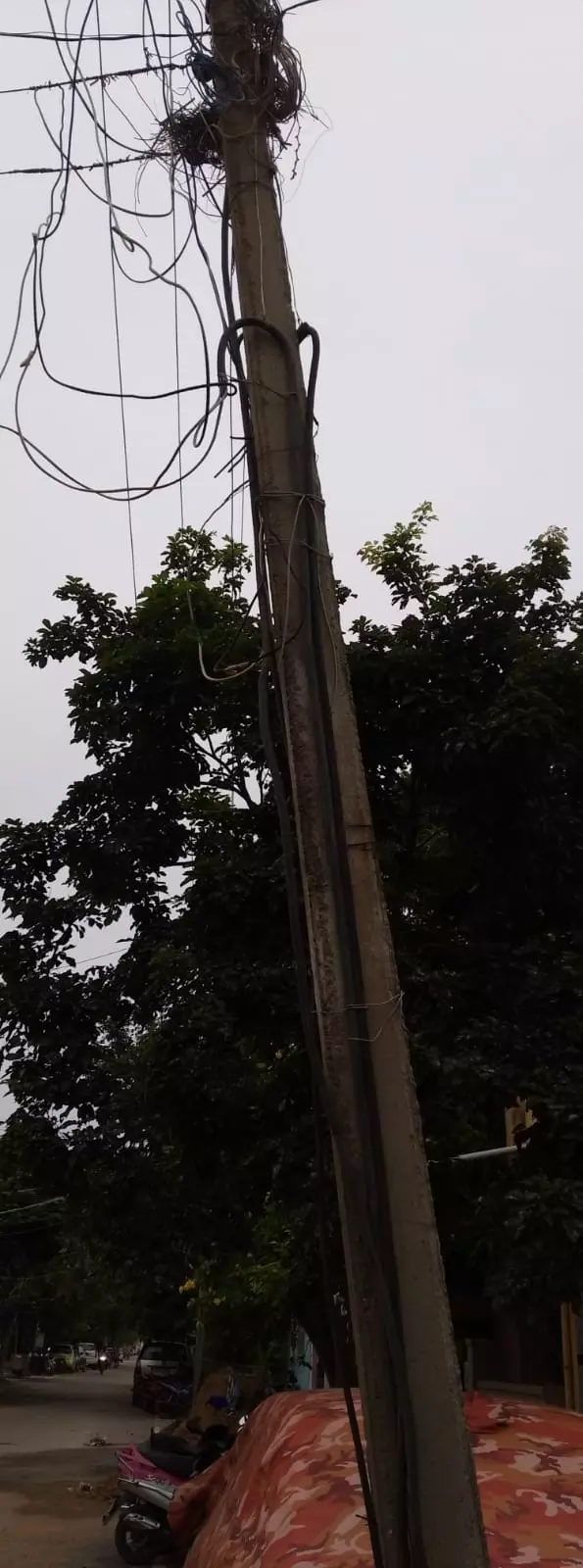 ஆபத்தான மின்கம்பம் ஆபத்தான மின்கம்பம்