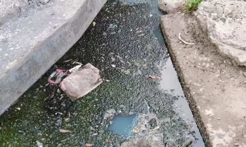 தேங்கும் கழிவுநீா் தேங்கும் கழிவுநீா்