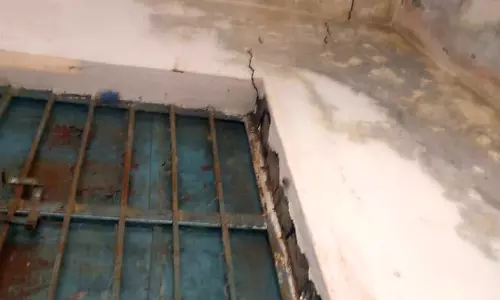 இடியும் நிலையில் ரேஷன் கடை கட்டிடம் இடியும் நிலையில் ரேஷன் கடை கட்டிடம்