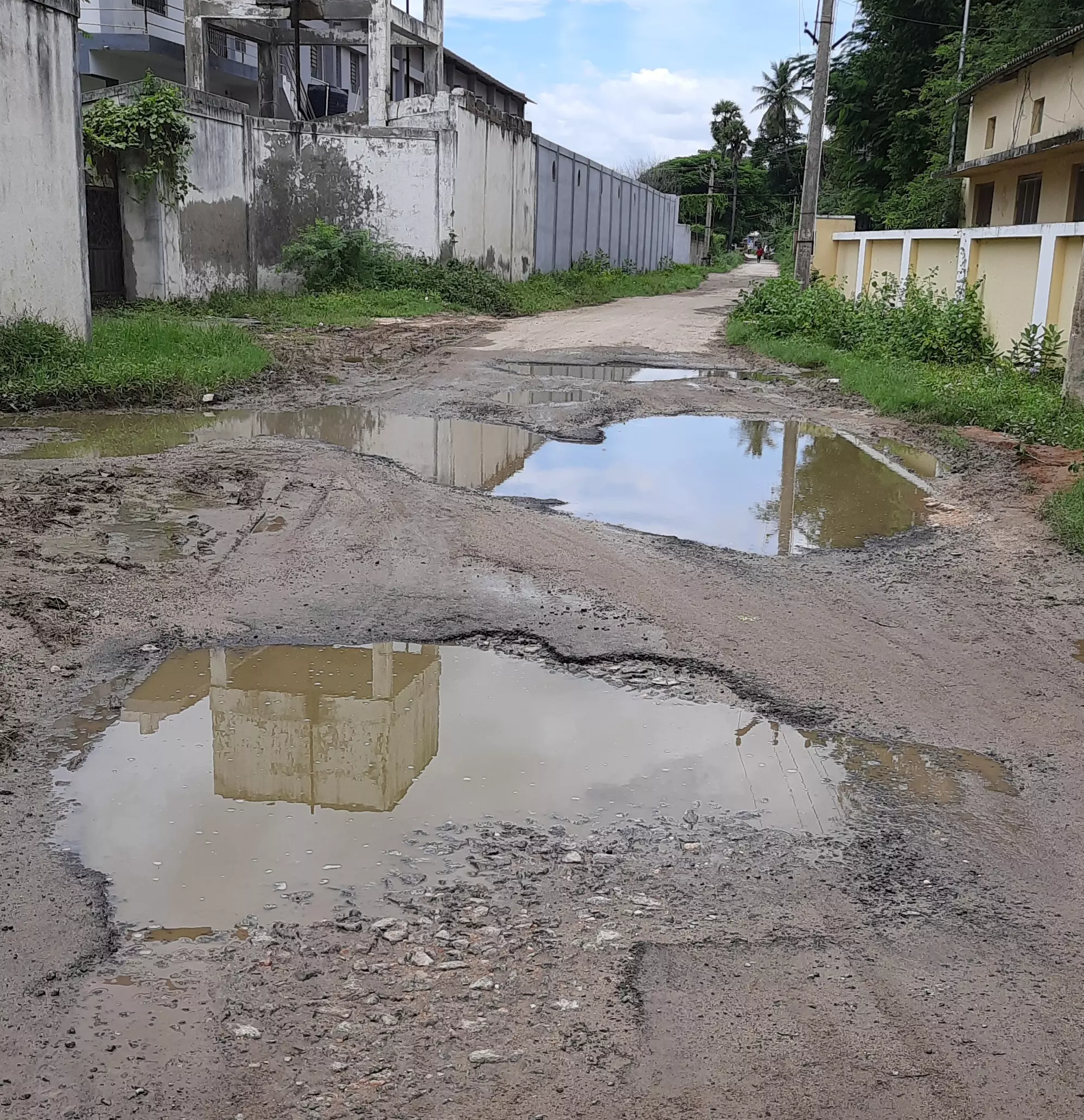 சாலையை சீரமைக்க வேண்டும்