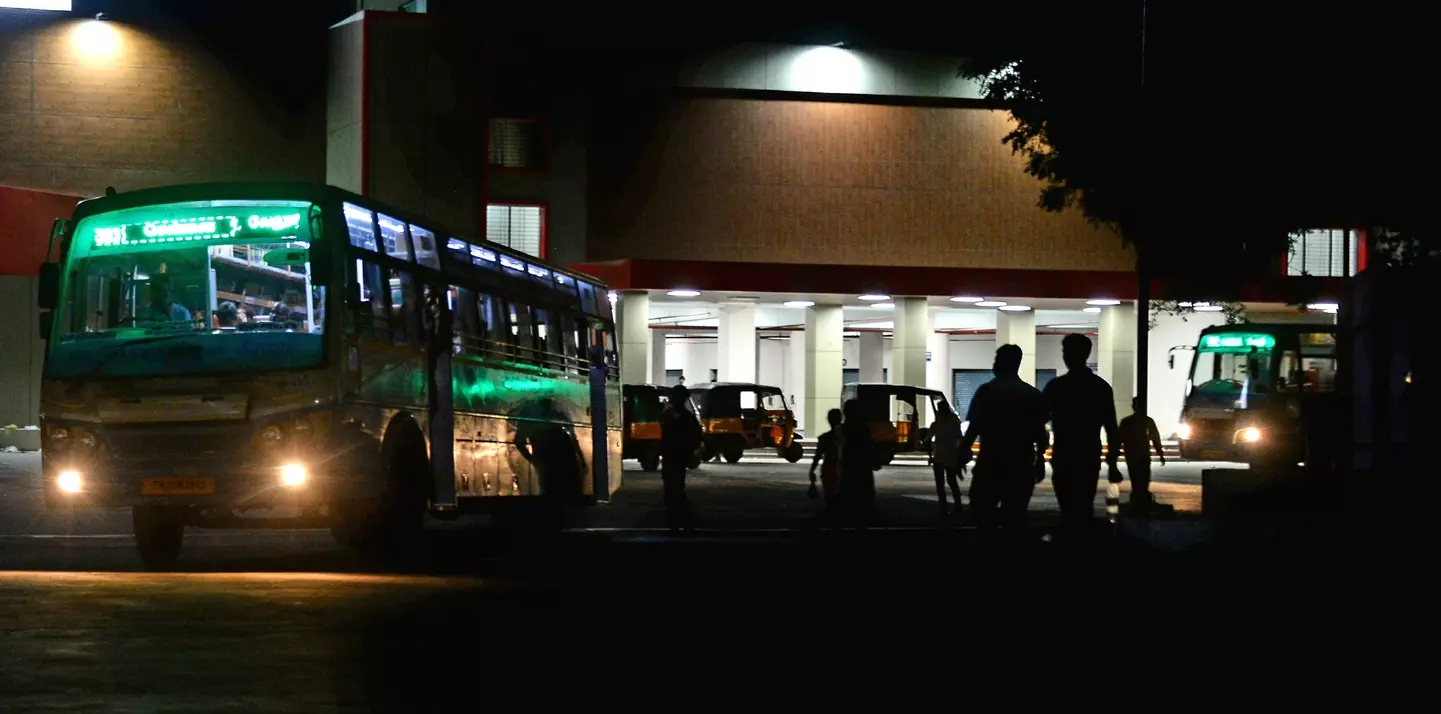 இருளில் தவிக்கும் பயணிகள்