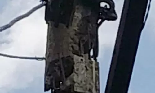 சேதமடைந்த மின்கம்பம்