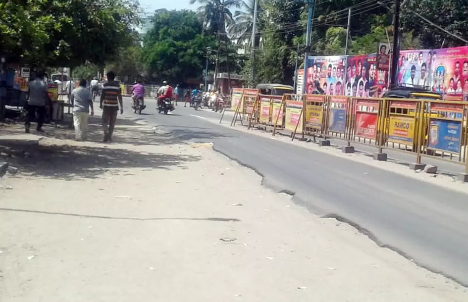 சாலையில் மண்திட்டுகள்