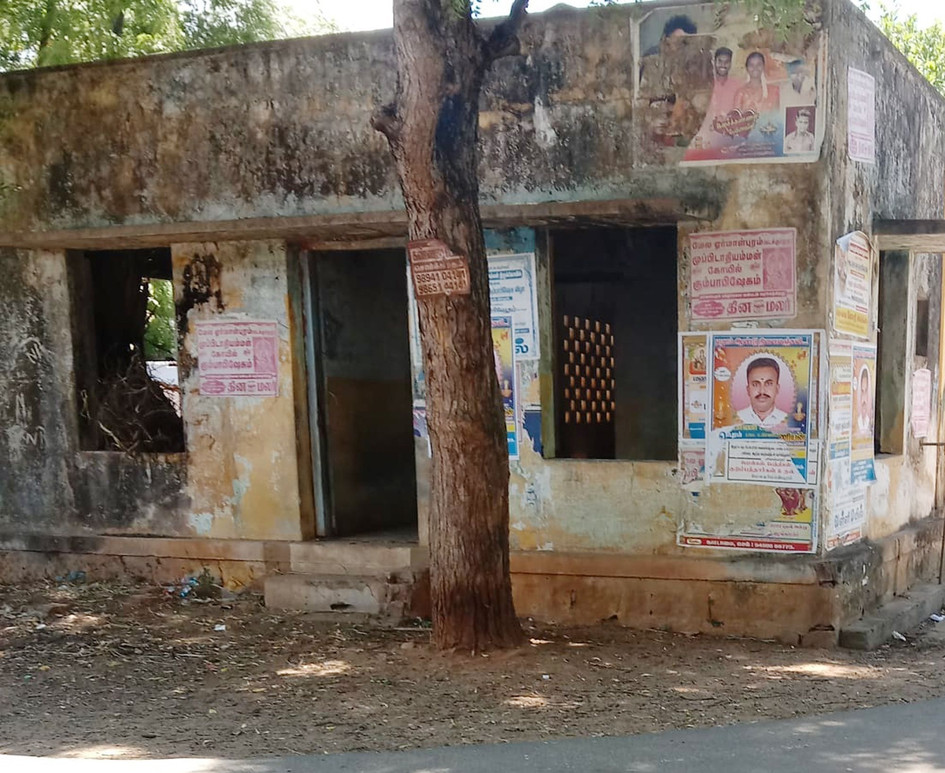 கால்நடைகளின் கூடாரமாக மாறிய அங்கன்வாடி மையம் கால்நடைகளின் கூடாரமாக மாறிய அங்கன்வாடி மையம்