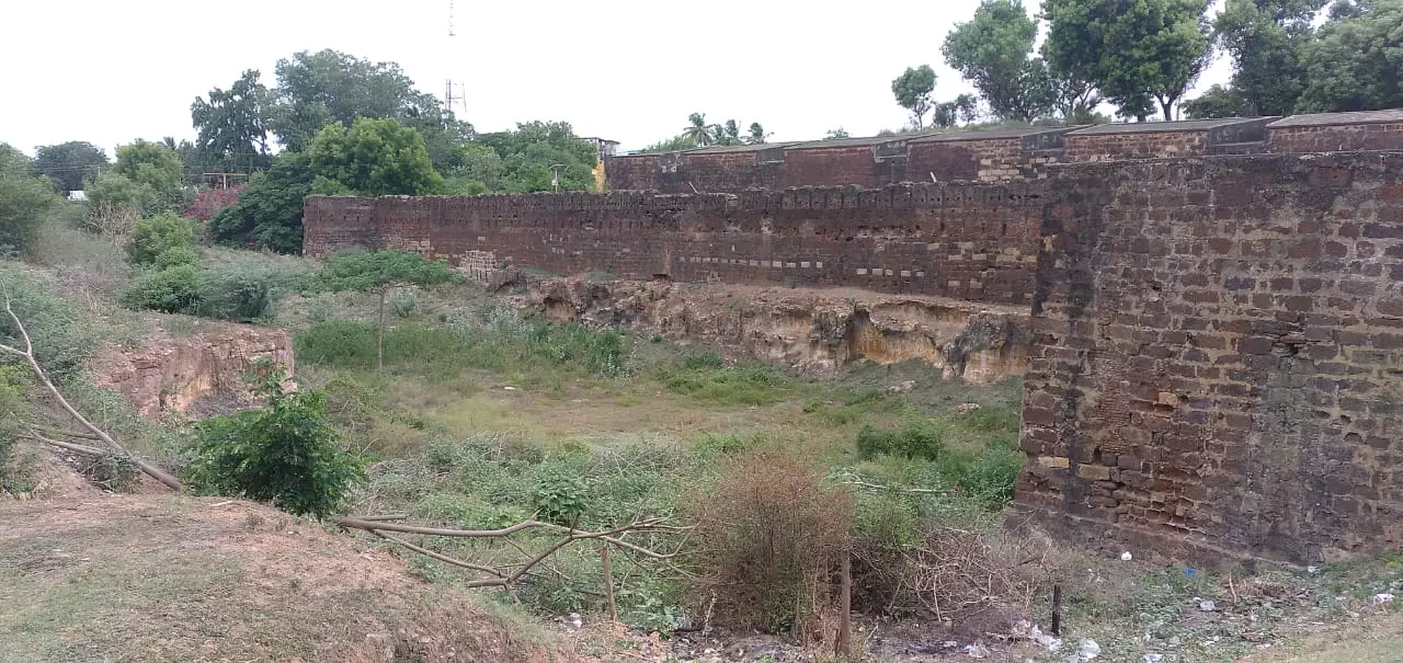 பெரிய கோவில் அகழி சீரமைக்கப்படுமா?