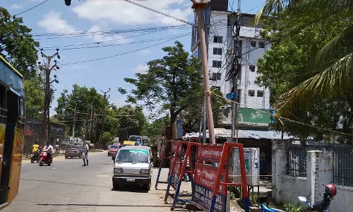 கேமரா பொருத்தப்பட்டுள்ள கம்பத்தால் ஆபத்து
