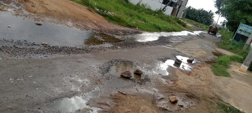 ரோட்டில் ஓடும் தண்ணீர் ரோட்டில் ஓடும் தண்ணீர்