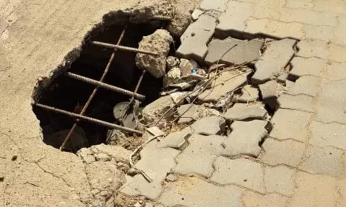 சாலையில் மெகா பள்ளம்