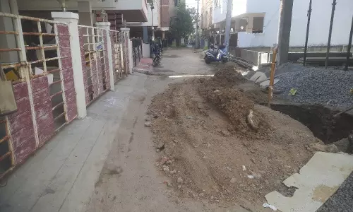 பள்ளம் மூடப்படுமா ? பள்ளம் மூடப்படுமா ?