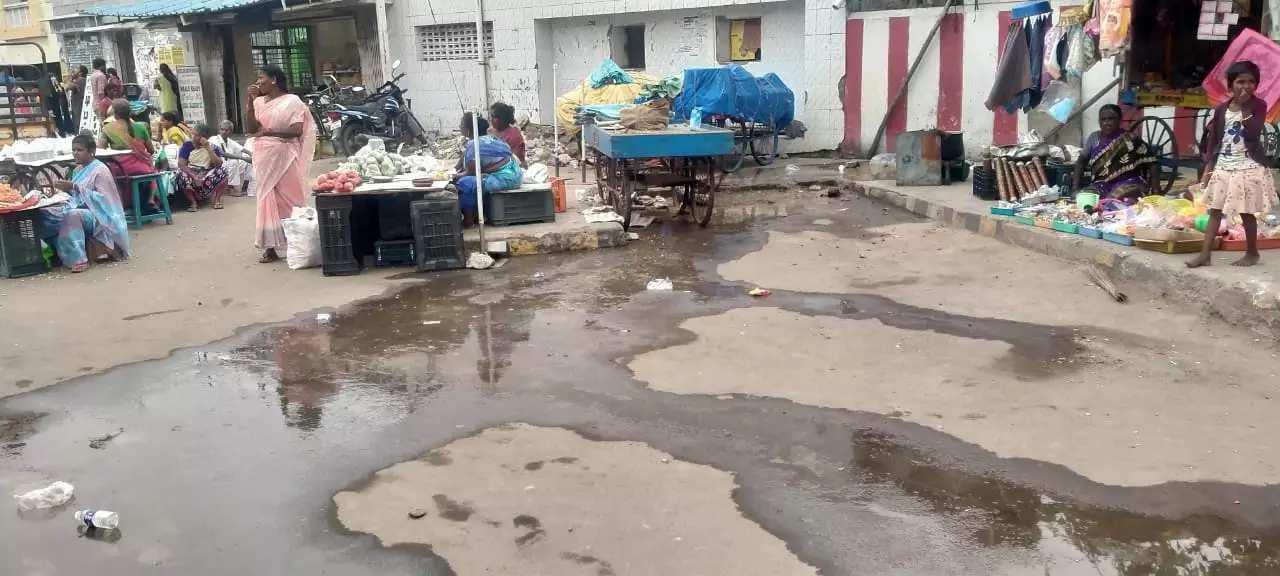 பஸ் நிறுத்தத்தில் துர்நாற்றம் பஸ் நிறுத்தத்தில் துர்நாற்றம்