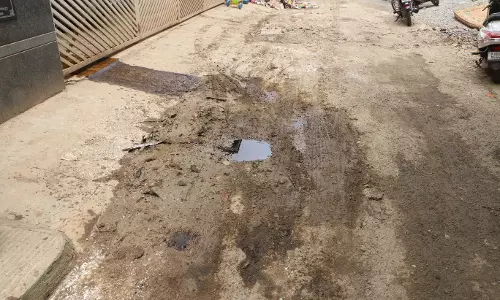 சேறும், சகதியுமான சாலை