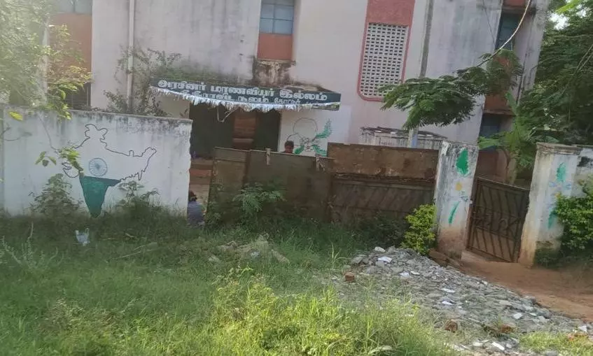 விடுதியின் நுழைவுவாயில் சேதம்