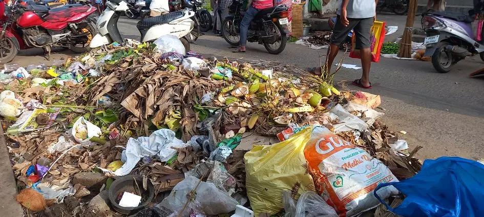 குவிந்து கிடக்கும் குப்பைகள் குவிந்து கிடக்கும் குப்பைகள்