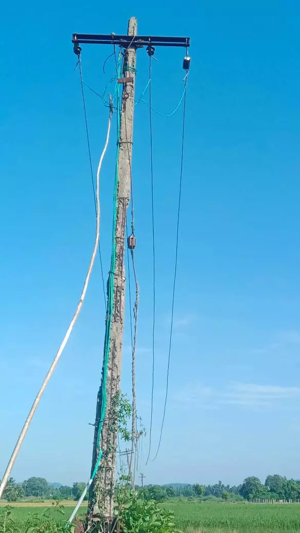 மோசமான நிலையில் மின்கம்பம். மோசமான நிலையில் மின்கம்பம்.