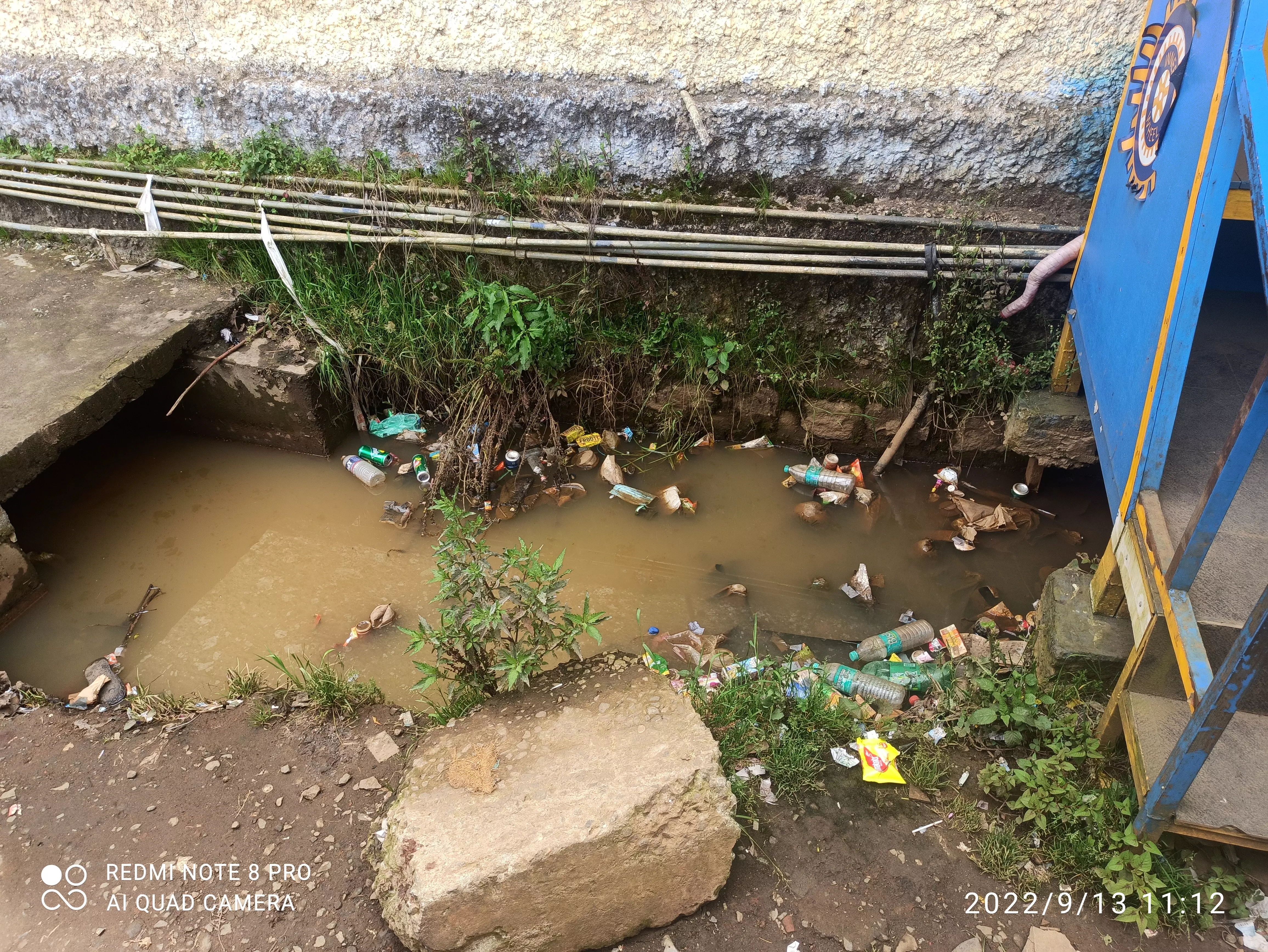 கால்வாய்களில் குவியம் பிளாஸ்டிக் கழிவுகள் கால்வாய்களில் குவியம் பிளாஸ்டிக் கழிவுகள்