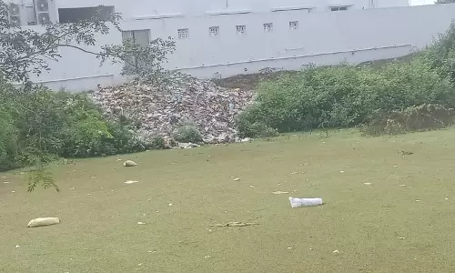 நீரோடையில் குப்பை நீரோடையில் குப்பை