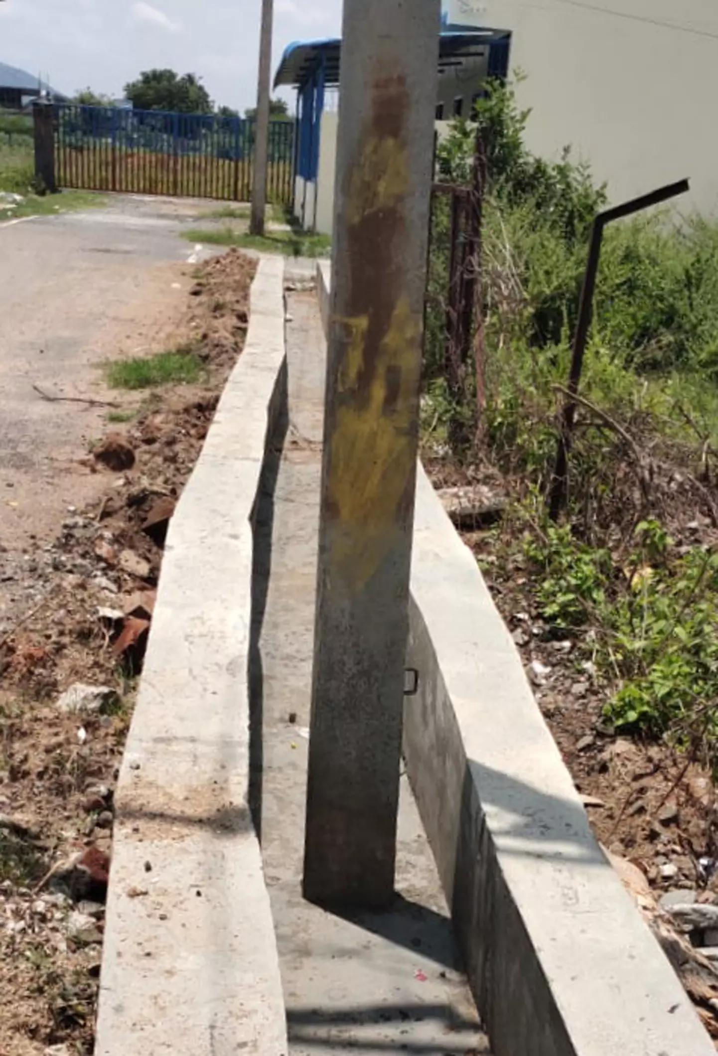 மின்கம்பத்துடன் கால்வாய் அமைப்பு மின்கம்பத்துடன் கால்வாய் அமைப்பு