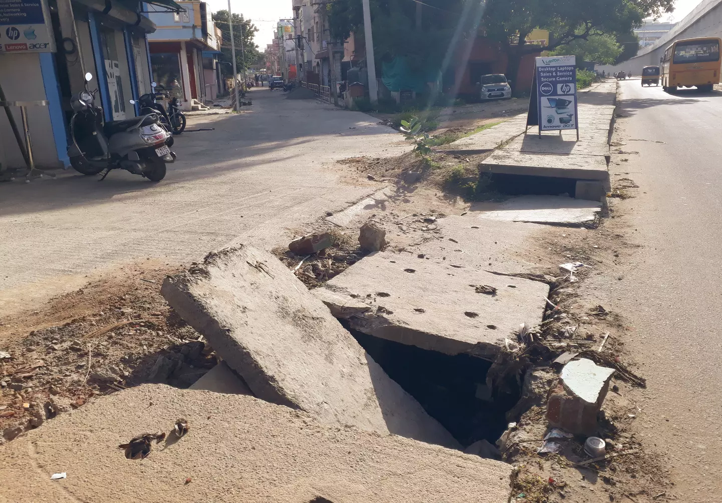 சேதம் அடைந்த கால்வாய் மூடிகள் சேதம் அடைந்த கால்வாய் மூடிகள்